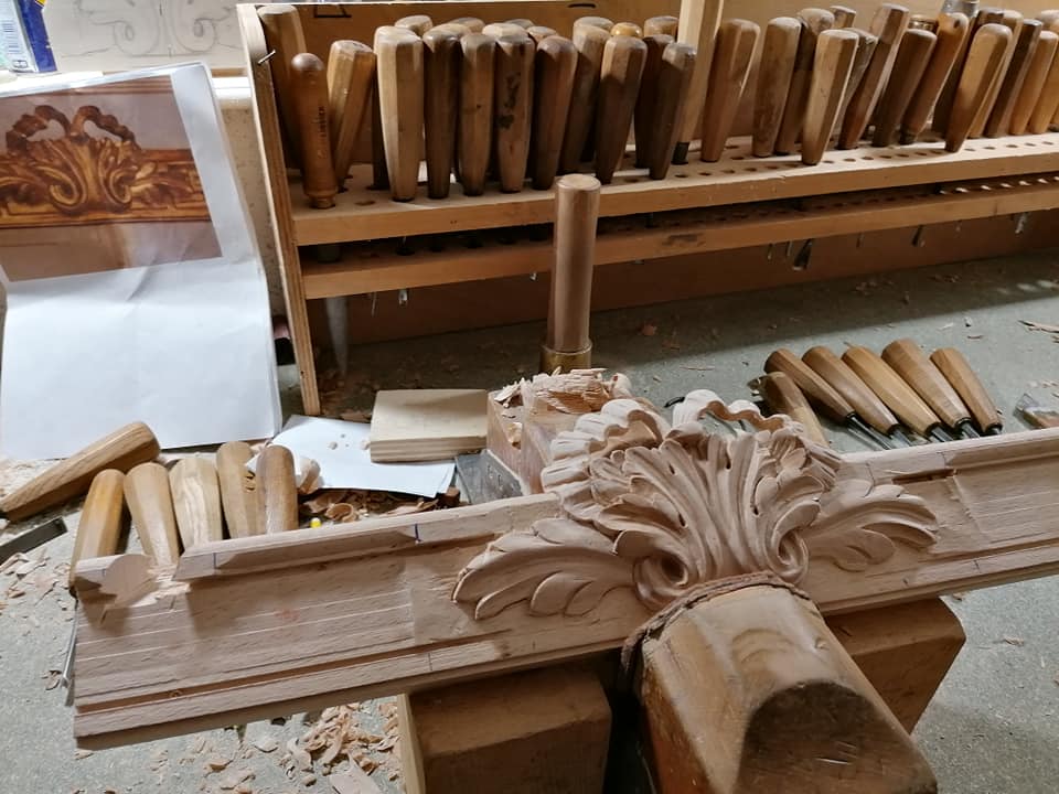 Finition de notre sculpture du bois dans notre atelier